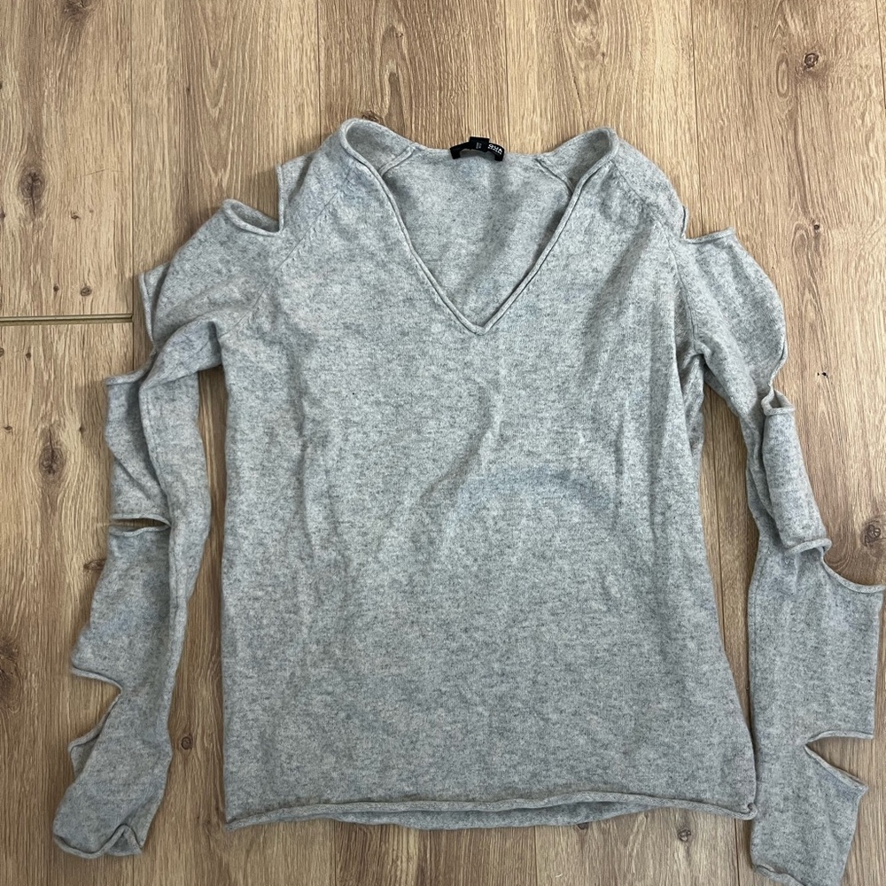 Aqua 100% Cashmere Heather Gray V-Neck Cutout Sweater - Medium